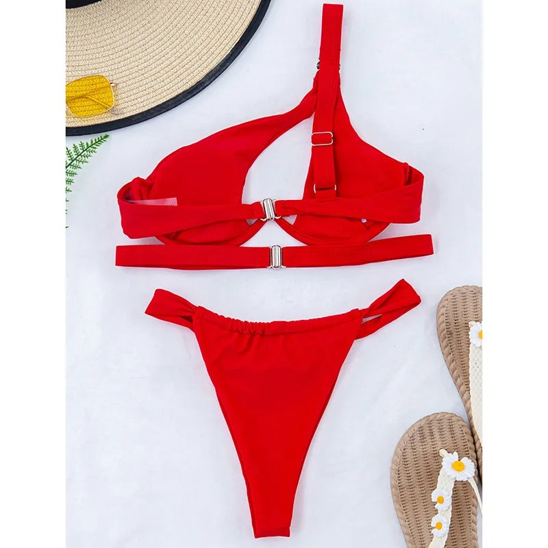 Bikini monospalla con perizoma, molto sexy, imbottitura coppe removibili. Stagione estate. Occasione mare, spiaggia, piscina, vacanze, viaggi