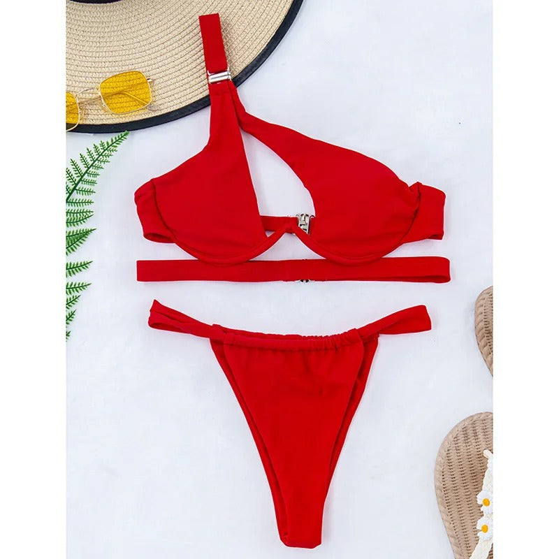 Bikini monospalla con perizoma, molto sexy, imbottitura coppe removibili. Stagione estate. Occasione mare, spiaggia, piscina, vacanze, viaggi