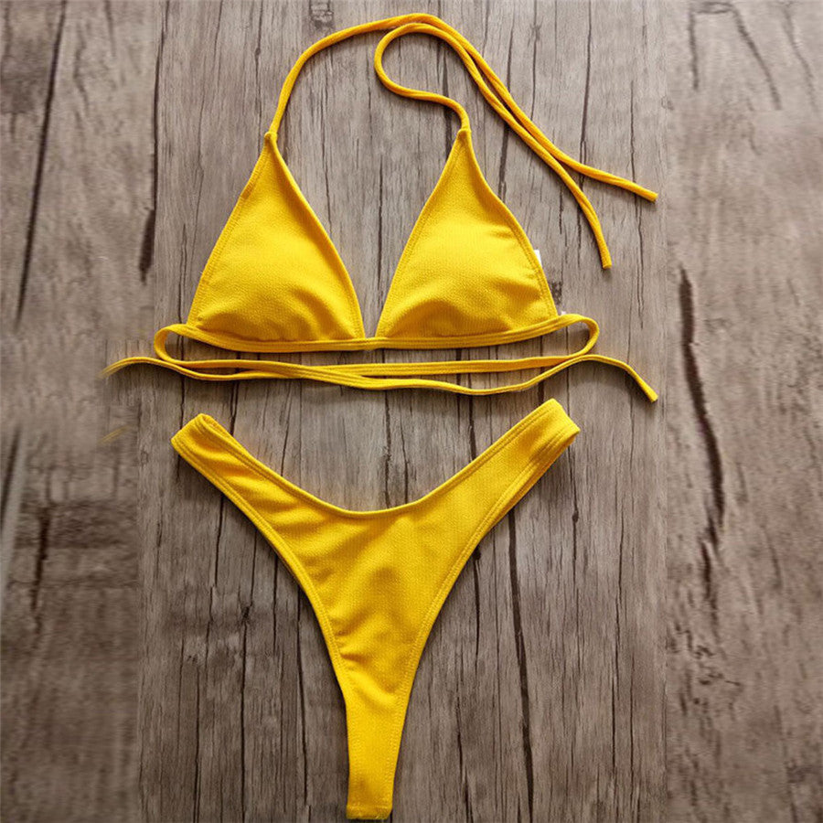 Bikini brasiliano, triangolo con laccetti, coppe imbottite rimovibili, perizoma a vita alta