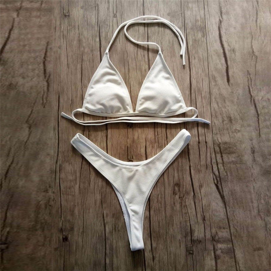 Bikini brasiliano, triangolo con laccetti, coppe imbottite rimovibili, perizoma a vita alta